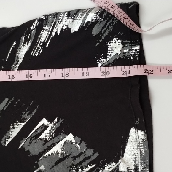 TAHARI black with silver metallic print size small fitted short sleeve tee vneck - Picture 6 of 8